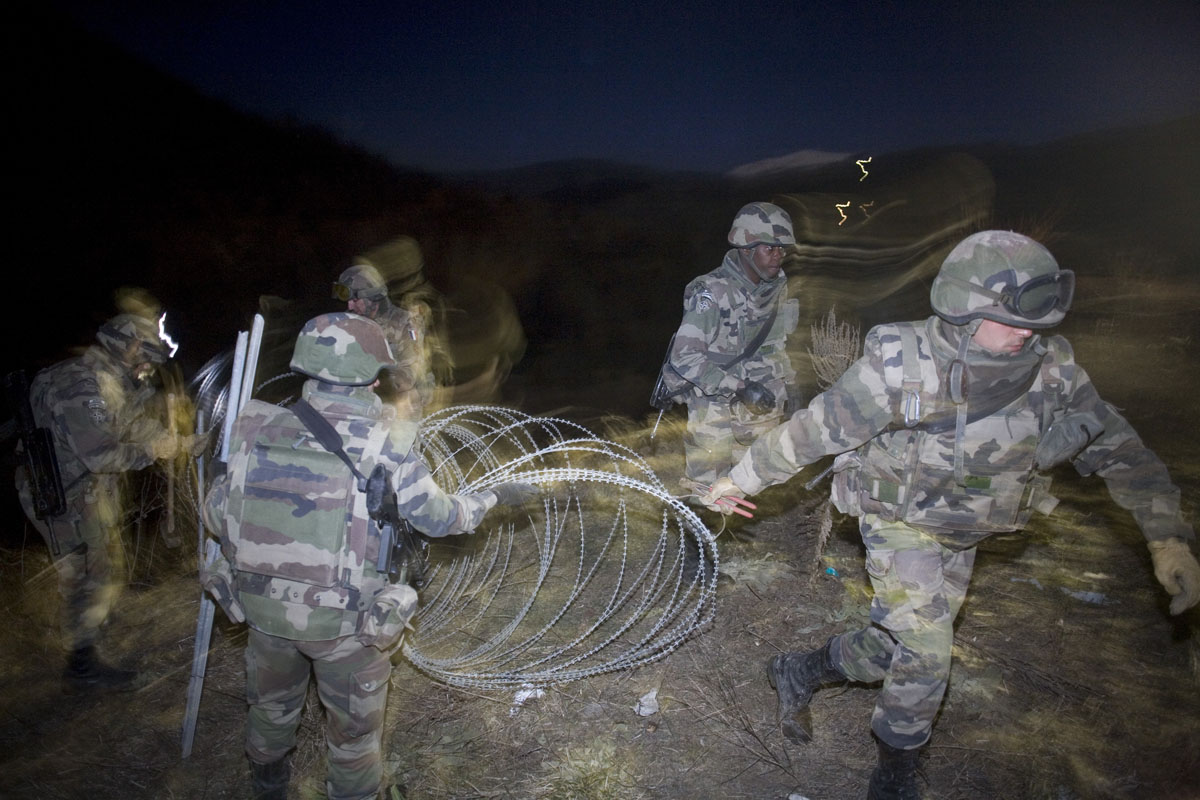 French KFOR troops put up barbed wire at the Jarinje border post after it was attacked by angry Serbs.